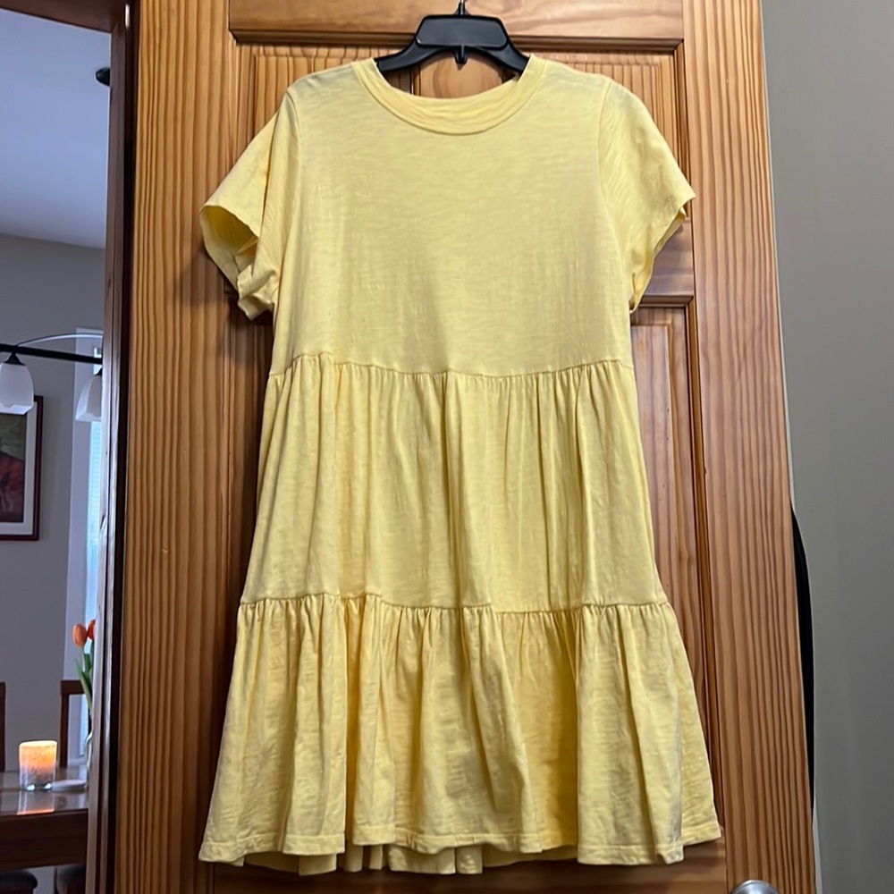 Yellow tiered dress with crew neck and pockets size L